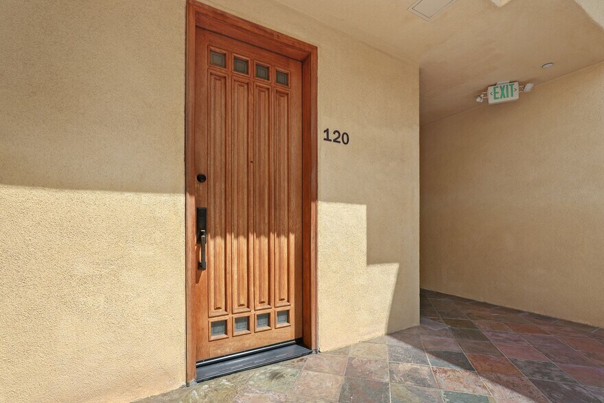 Building Photo - 5303 Satsuma Ave