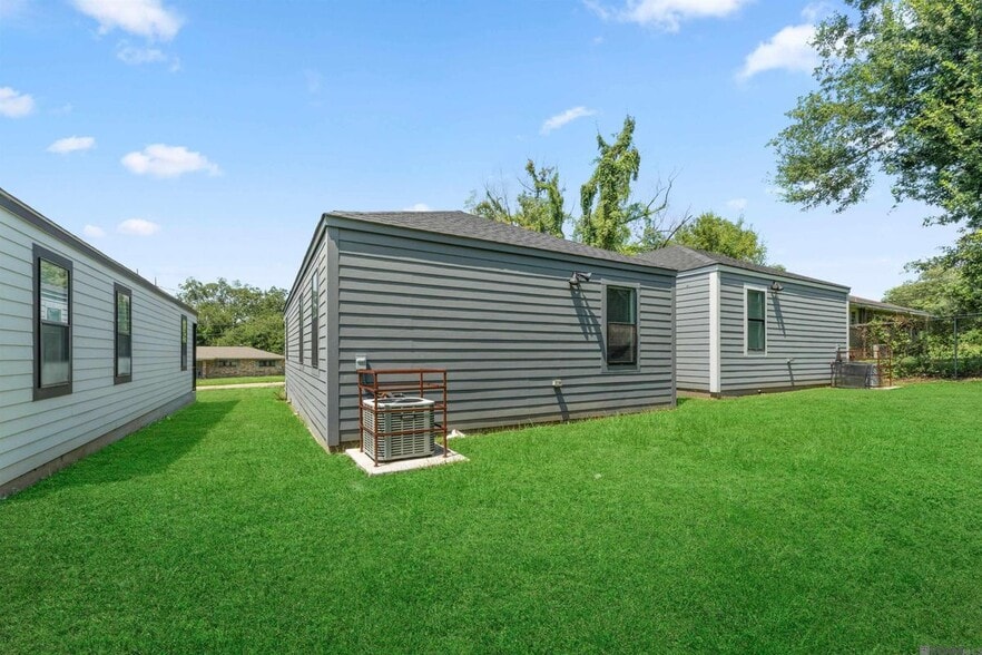 Building Photo - 1917 Minnesota St