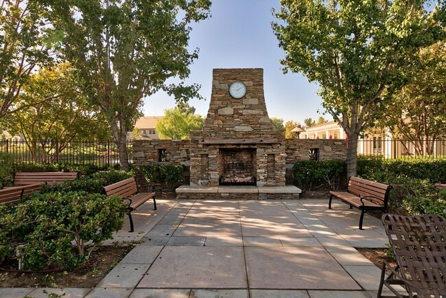 Building Photo - 4 Bedroom Home in the Beautiful Bridgeport Community!