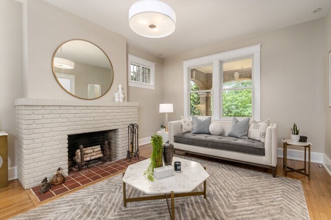 Building Photo - Charming Townhome | 5 Bed | 3.5 Bath | 3,300 Sf | Covered Front Porch & Large Fenced-In Backyard ...