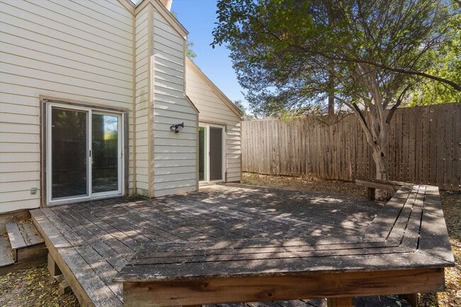 Building Photo - 3610 Fleetwood Dr