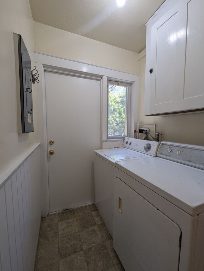 Building Photo - Nice 2 Bedroom, 1-Bath Bungalow Style Home!