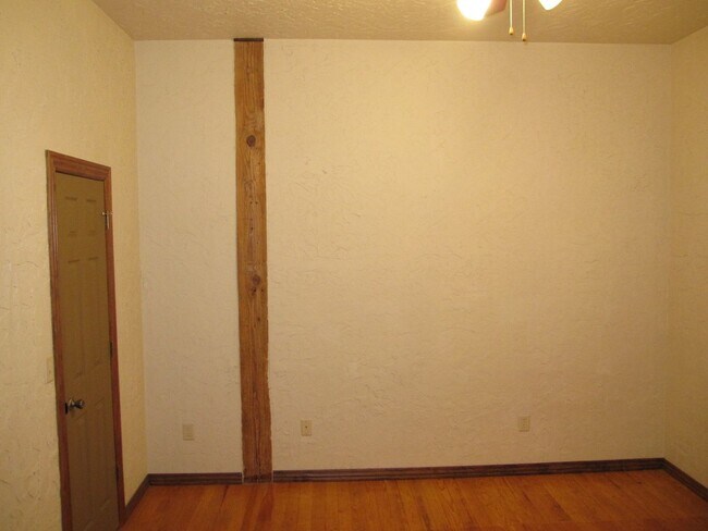 Building Photo - Market 104