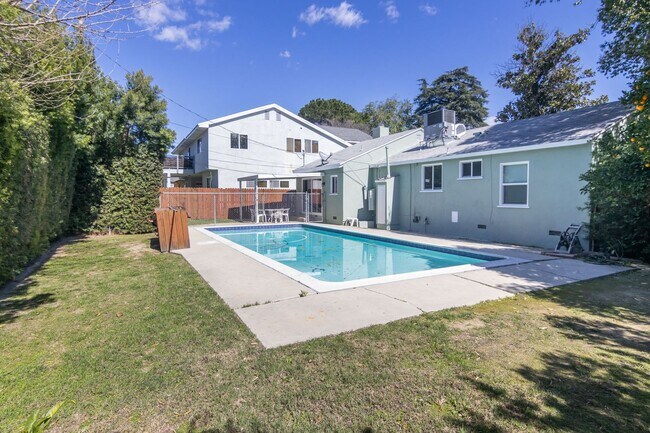 Building Photo - Charming 2-Bedroom Northridge Home with Pr...