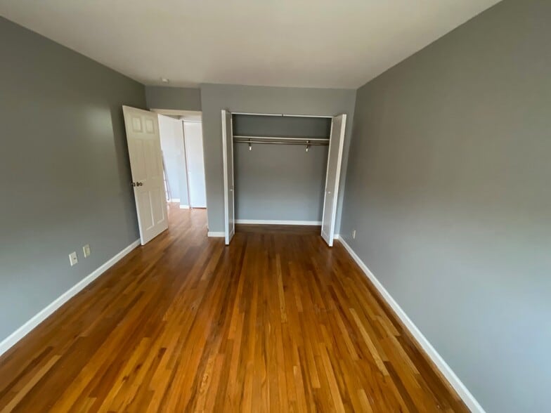 Building Photo - 6 Colonial Rd