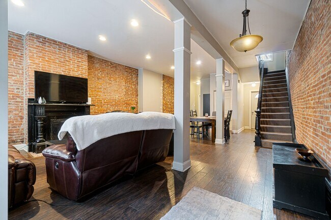 Building Photo - 5 bed, 2.5 Bath, Southside Flats