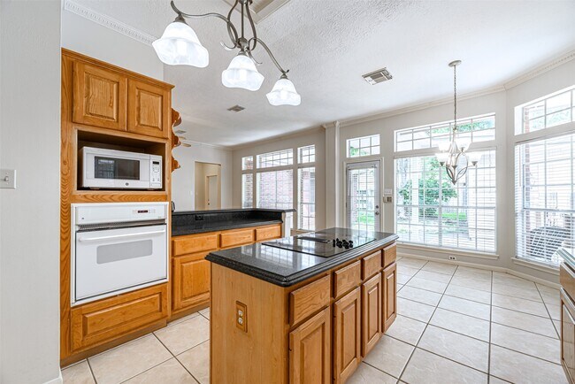 Building Photo - 5211 High Glen Ct