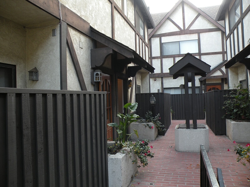 Building Photo - 822 Victor Ave