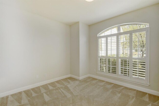 Building Photo - 1821 Village Oak Ct