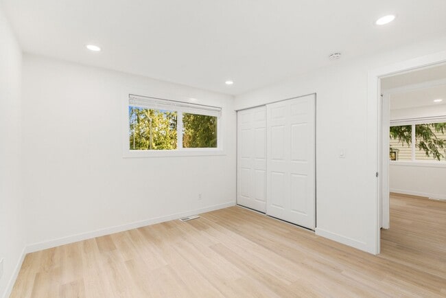 Building Photo - Gorgeous Fully Renovated 5 Bedroom Redmond/Bellevue/Kirkland Border