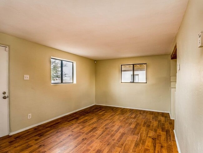Building Photo - 2838 Aliso Dr NE