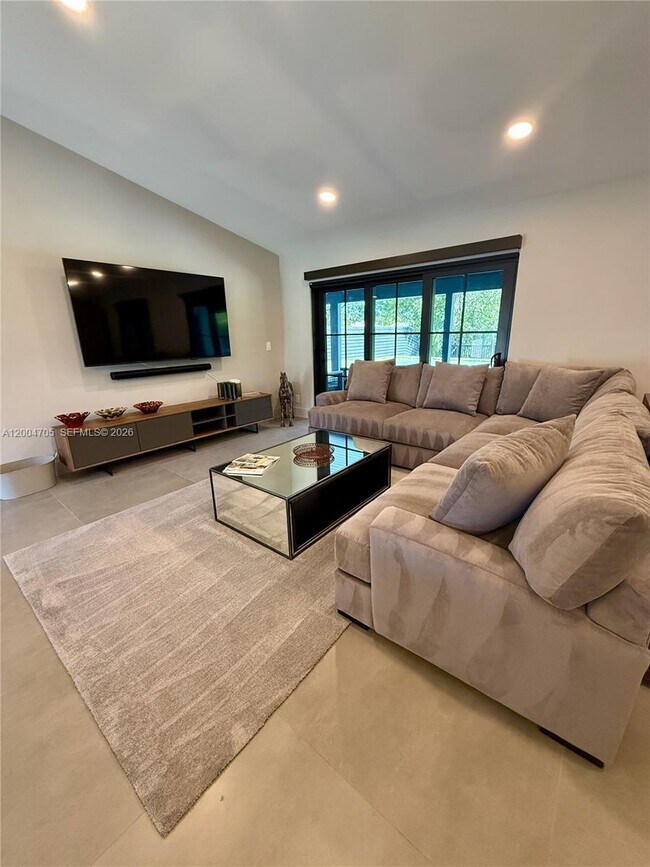 Building Photo - 1304 Stratford St