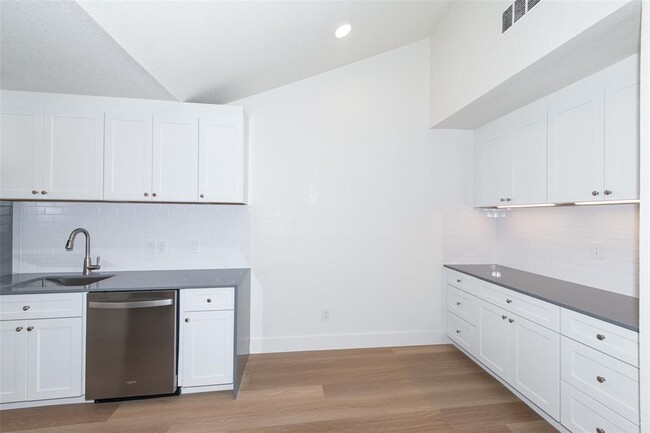 Building Photo - 2704 Catalina Dr