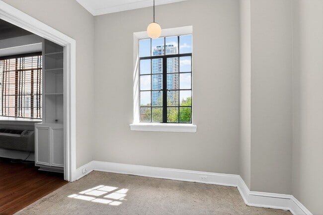 Building Photo - Absolutely stunning penthouse level unit in the historic Poplar building in Charlotte's tree line...