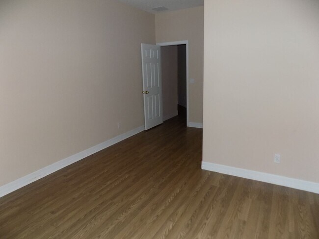 Building Photo - BEAUTIFUL 3 BEDROOM, 2 BATH, 3 CAR GARAGE ...