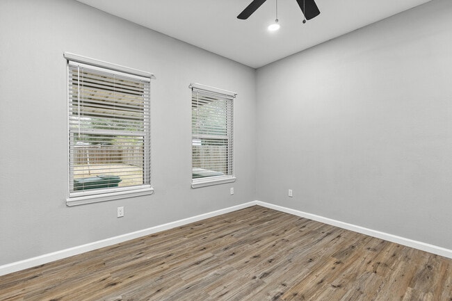 Building Photo - 221 N Bermuda St