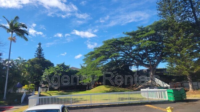 Building Photo - 545 Mananai Pl