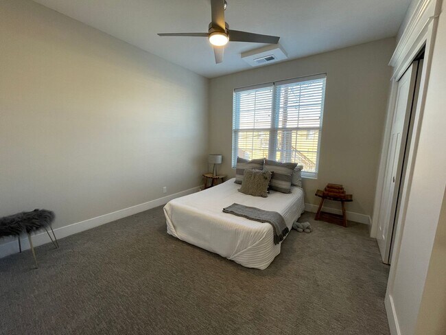 Building Photo - New 2 Bedroom 2 Bathroom Flat in Ralston