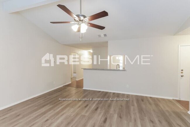 Building Photo - 913 Pepperidge Ct