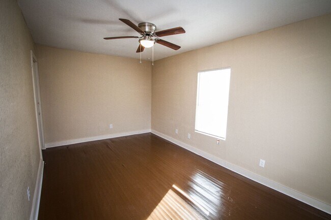 Building Photo - 934 Poinsettia St