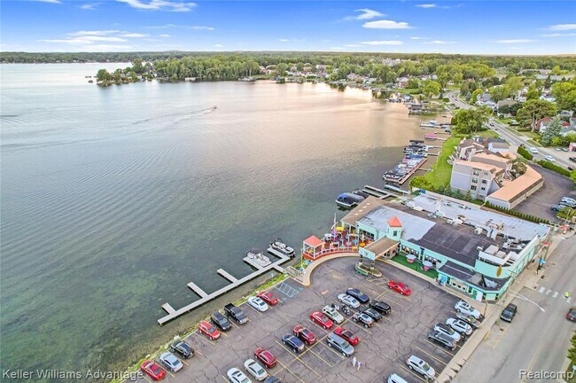 Building Photo - 855 S Pontiac Trail