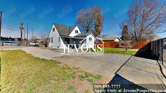 Building Photo - Explore this attractive property in Yakima with 3 bedrooms and 1 bathroom