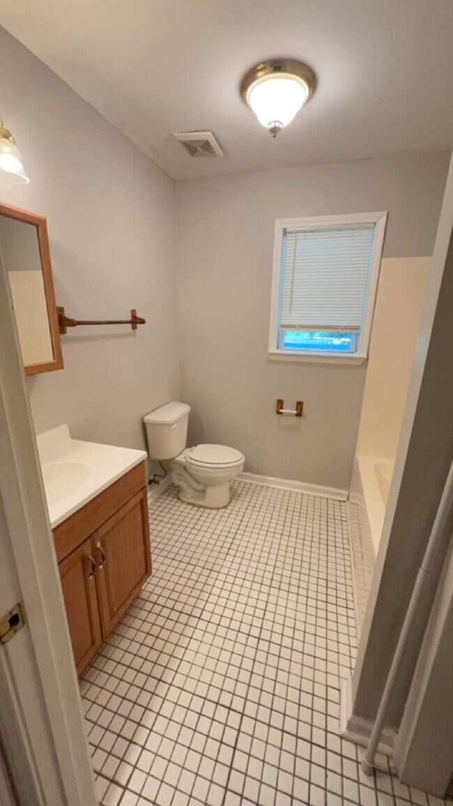 Building Photo - Spacious 3 Bedroom 2 Bath!