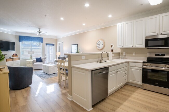 Building Photo - CALLING ALL GOLF ENTHUSIASTS!!! PERFECT OFF-SEASON RENTAL AWAITS YOU.