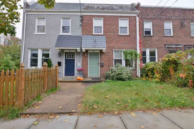 Building Photo - 725 Kearny St NE