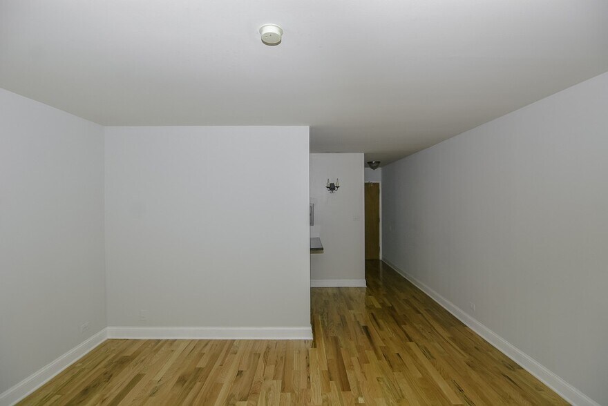 Building Photo - 665 W Wrightwood Ave
