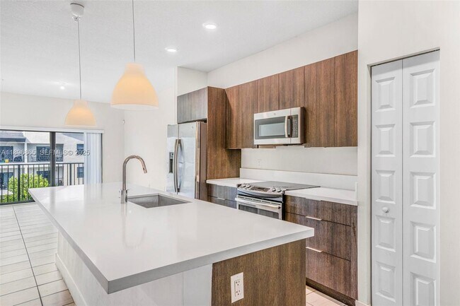 Building Photo - 7865 NW 104th Ave