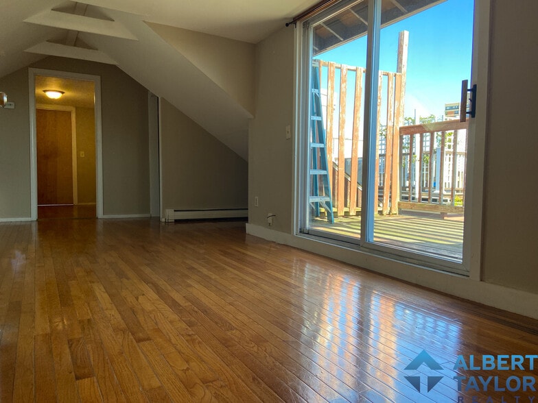 Primary Photo - 8 Sunset St