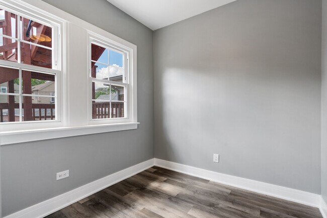 Building Photo - 4624 N Springfield Ave