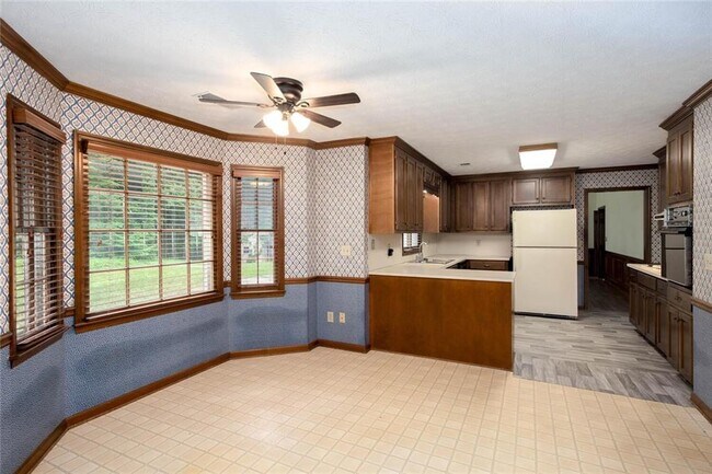 Building Photo - 179 Lakeside Dr NW