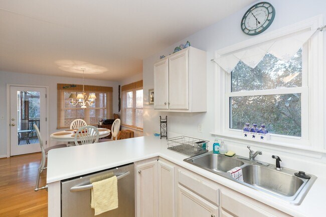 Building Photo - OFF-SEASON MONTHLY RENTAL FALL OF '25 THRO...