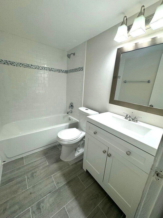 Building Photo - 2716 Vandiver Dr