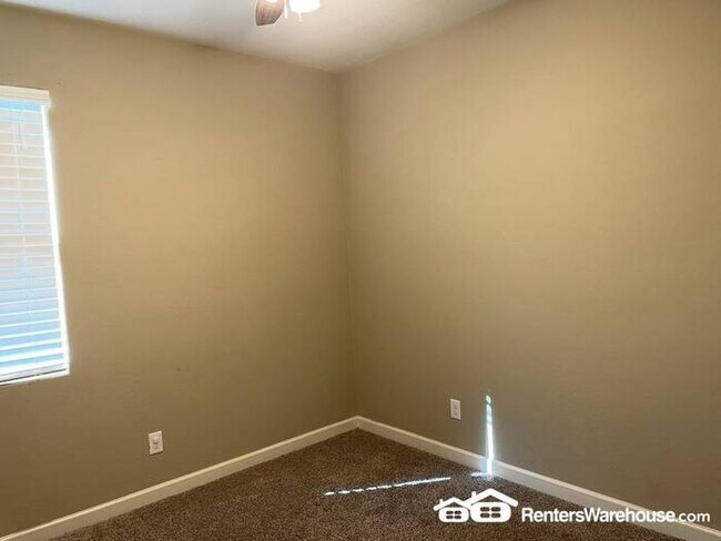 Building Photo - North Phoenix Beauty 4bed + den 3bath clos...