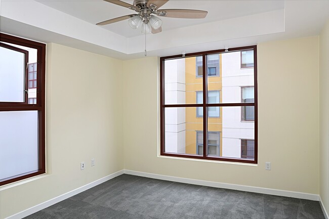 Building Photo - East Village 2 bedroom 2 bath condo in Met...