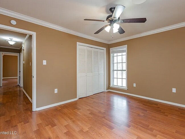 Building Photo - 400 Oakhill Cir