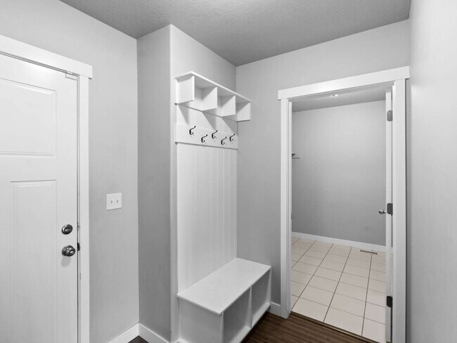 Building Photo - Stunning Bluffdale Home