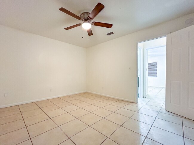Building Photo - Spacious 2/1 in Sugarfoot Area - Fenced in...