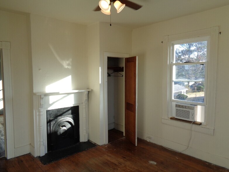 Building Photo - 1021 Melville St