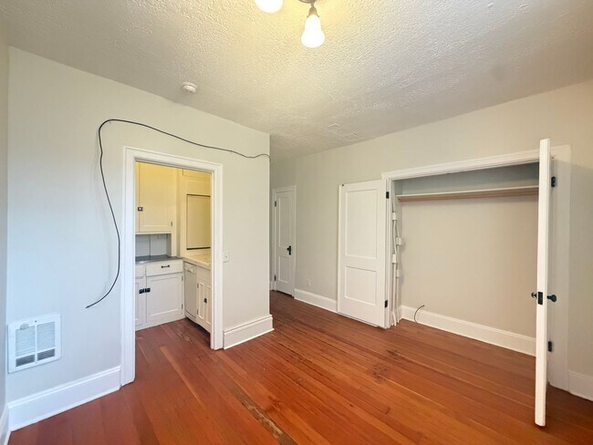 Building Photo - Cozy Studio Centrally Located in Downtown Portland! One Month Free For August 1st Move In!