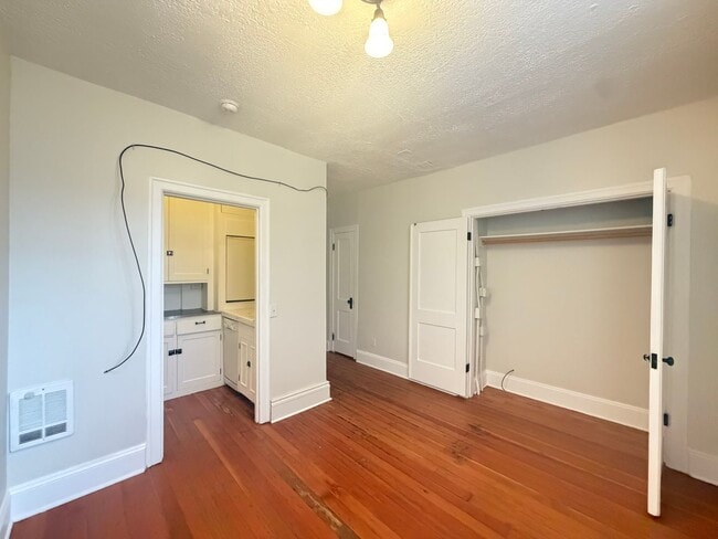 Building Photo - Cozy Studio Centrally Located in Downtown Portland!