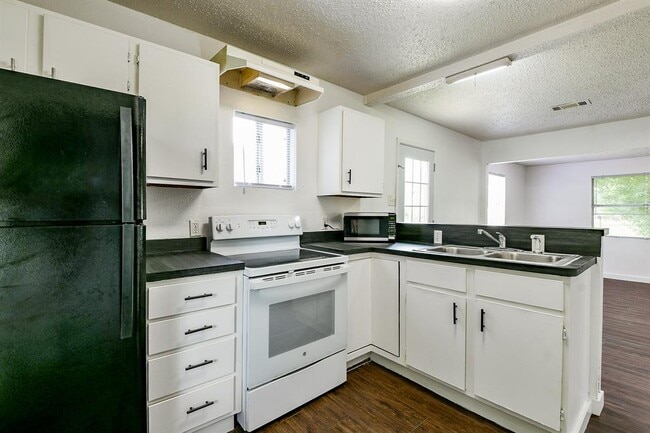 Building Photo - 24204 Linda Ln