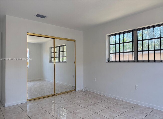 Building Photo - 1820 NW 19th Ave