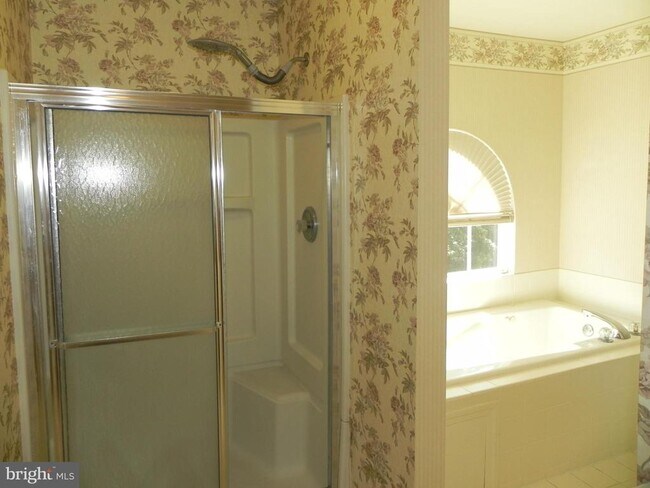 Building Photo - 33 Hampton Ct