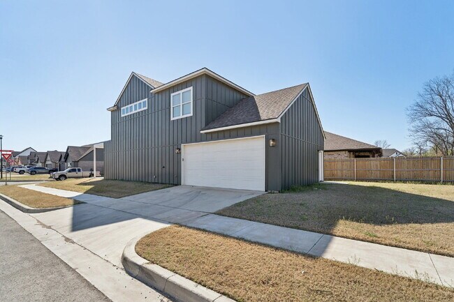 Building Photo - Fully Furnished Home in Broken Arrow