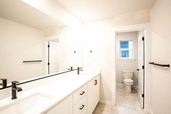Building Photo - Stunning new construction!