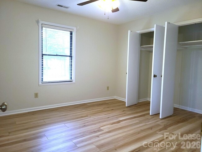 Building Photo - 2022 Oakdale Rd